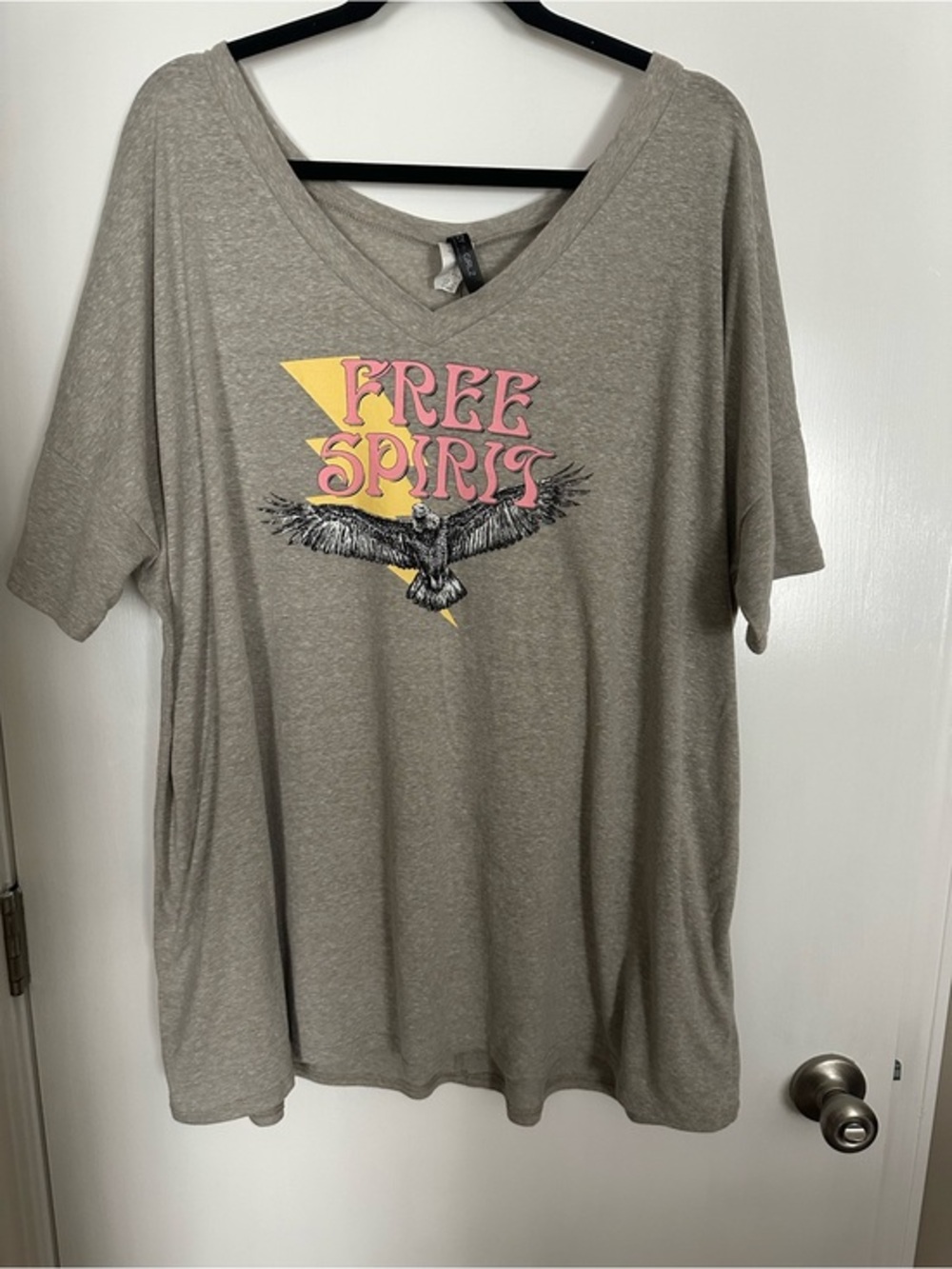 Glitzy Girlz Free Spirit Graphic V-Neck Tee - size 4x Great condition!